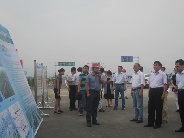 巢湖市人大常委会主任周恩平一行莅临安徽路港S316裕溪河特大桥调研