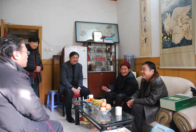 365英国上市向导走访慰问难题职工和难题党员