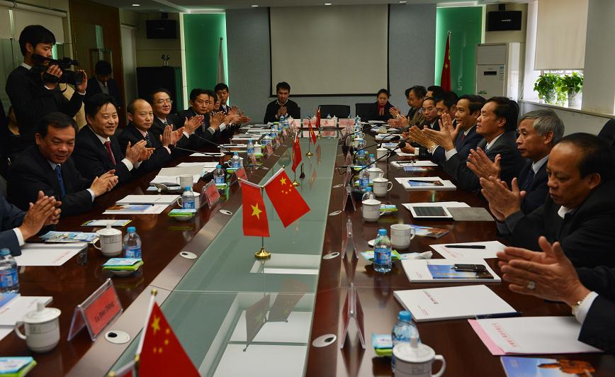 越南河静省委书记阮清平一行莅临365英国上市考察会见