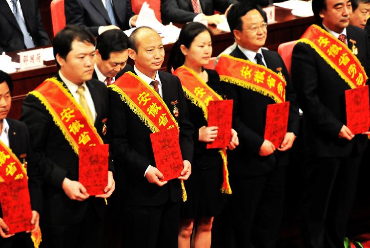 365英国上市总司理赵时运荣获省劳模称呼