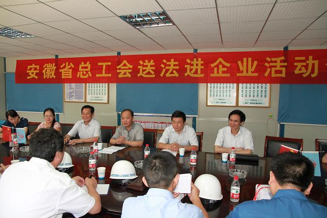 省总工会副主席许晓东到365英国上市集团下层项目部慰问及调研普法宣传