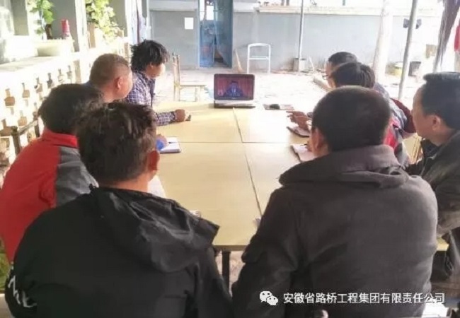 迅速掀起学习热潮，，，，路桥集团集中组织全体党员干部、职工群众收看党的十九大开幕式直播