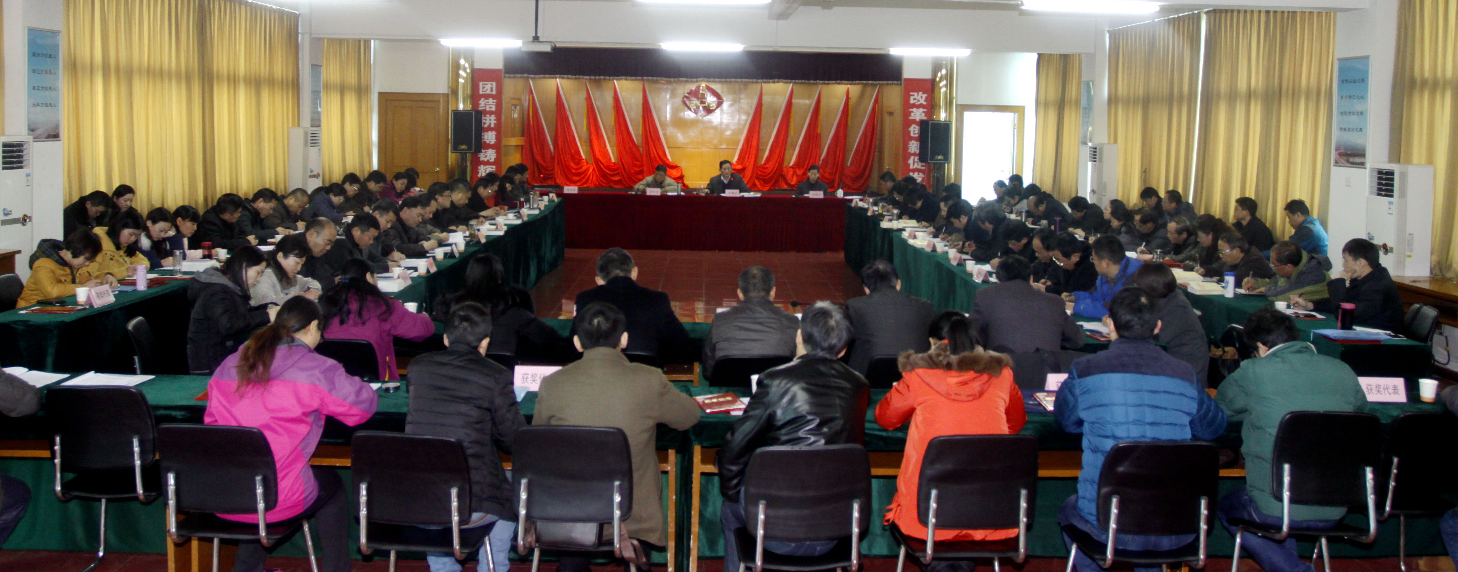 365英国上市召开党建和头脑政治事情钻研会暨一季度党群事情例会