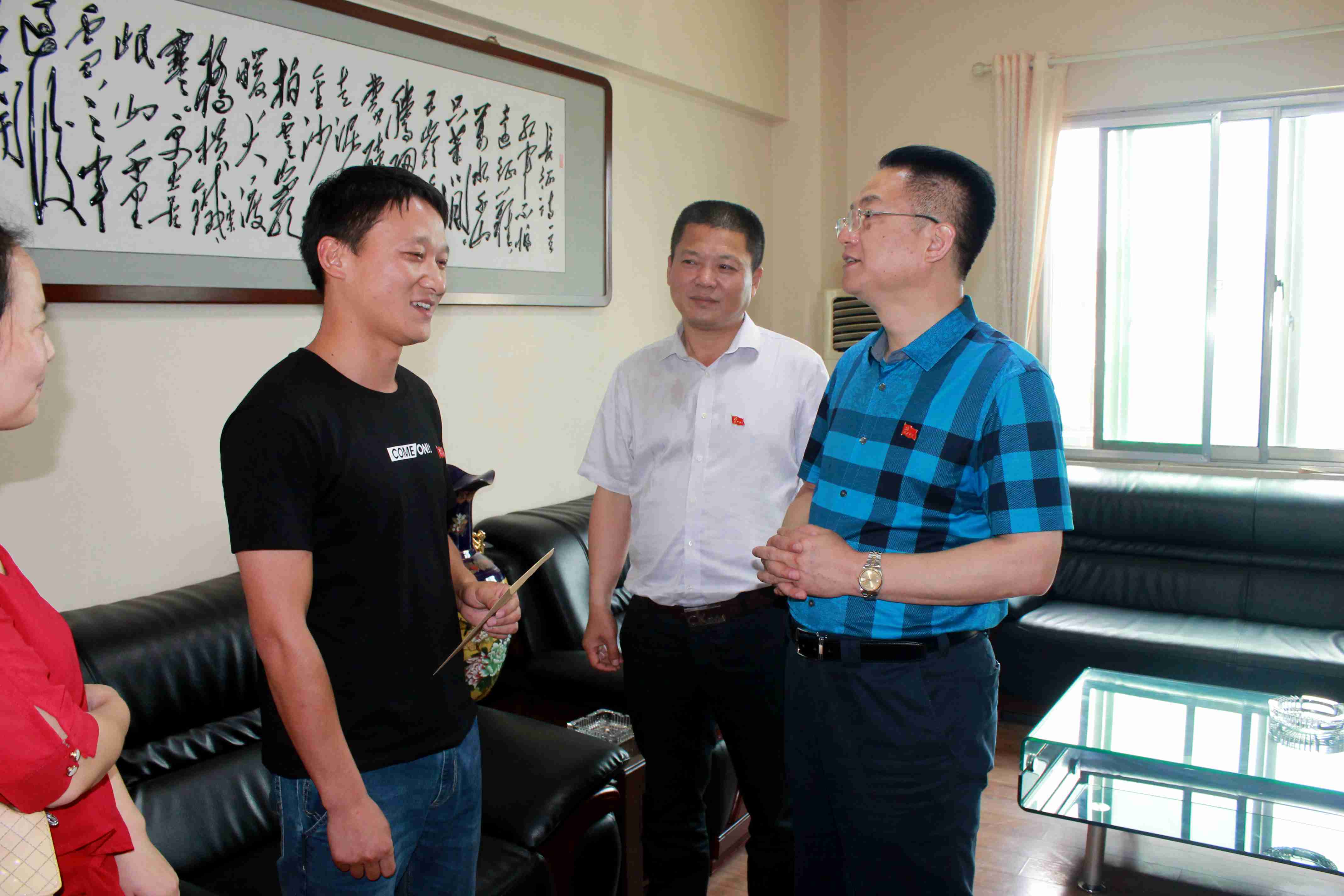 集团公司向导“七一”前夕走访慰问难题党员和老党员