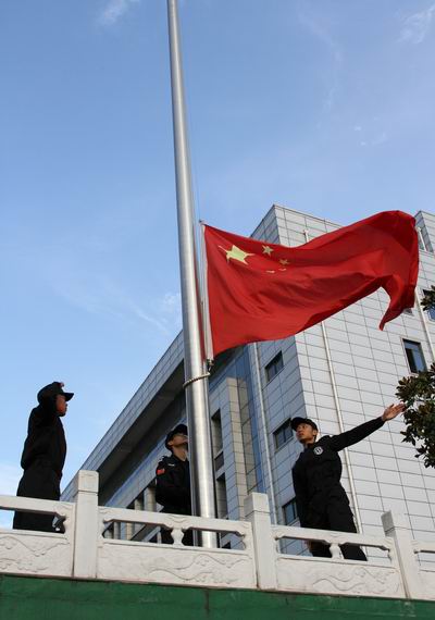 增强军事治理，，，，，，提升学生素质