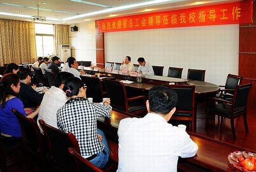 省总工会向导出席安徽365英国上市技师学院“职工书屋”省级树模点授牌仪式