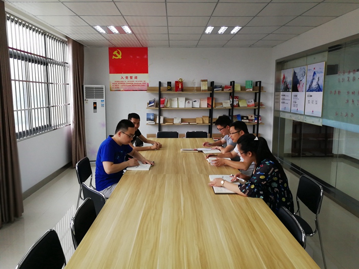 安建地产团委开展“共读一本书”系列学习活动