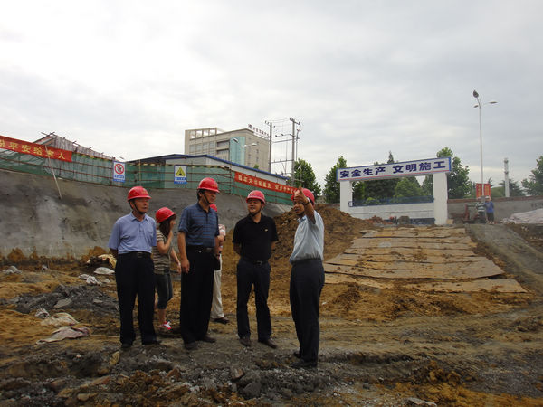 集团公司副总司理、总工程师戴良军莅临安建大厦项目检查指导事情