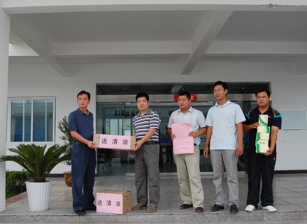 省路桥集团朱晓奎副总赴黄祁高速05标开展暑期送清凉活动