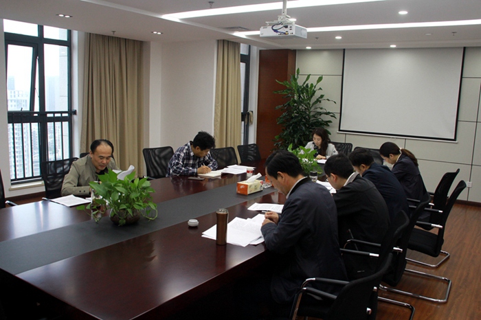 安建地产召开党委中心组理论学习会