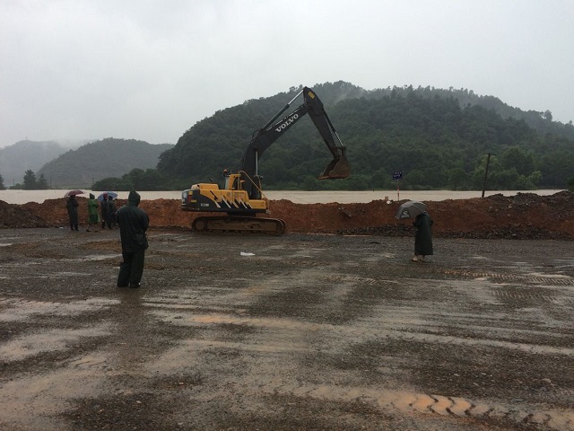 安徽路港抗洪抢险勇继续