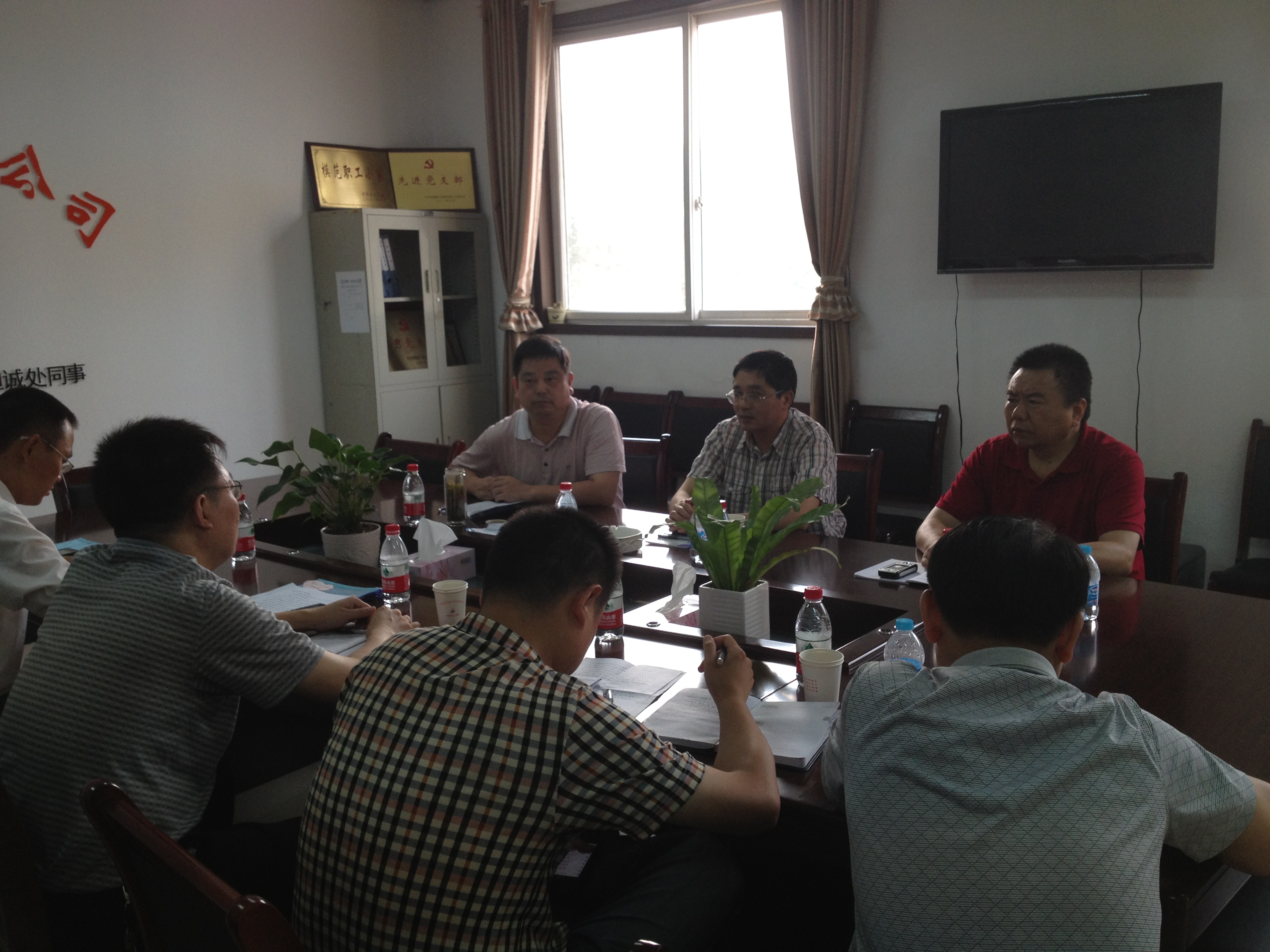 集团公司副总司理王元曦一行到省装置公司西北市场调研