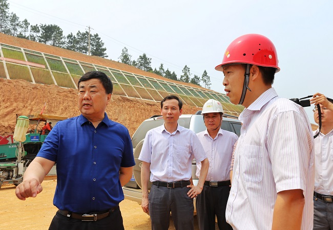 安徽交通控股集团董事长乔传福一行莅临路桥集团狸宣路面02标施工现场检查指导事情
