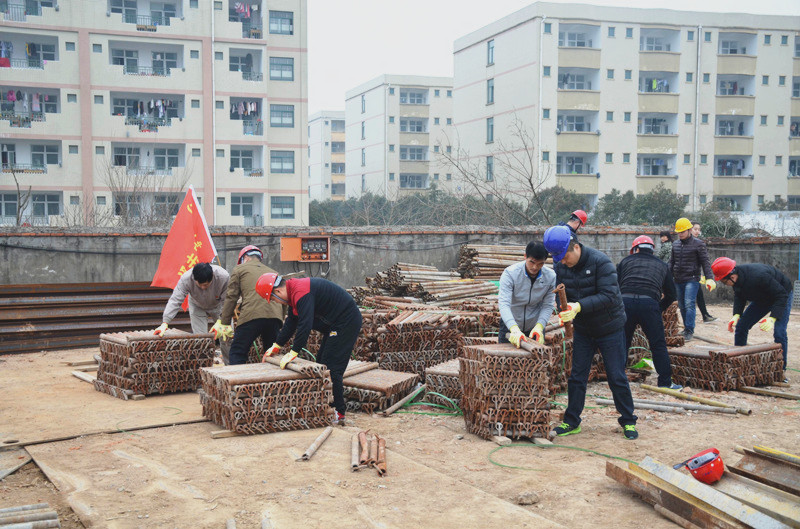 安建建材党员突击队在行动