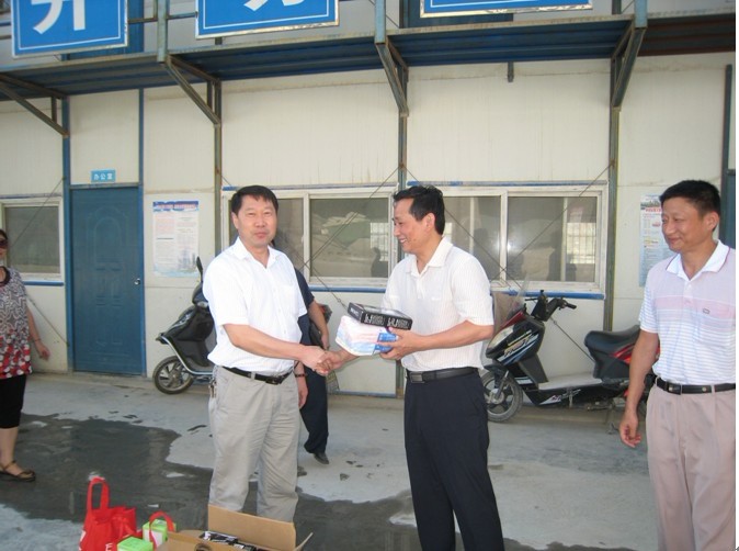 集团公司工会主席牛曙东到省一建易居花园项目“送清凉