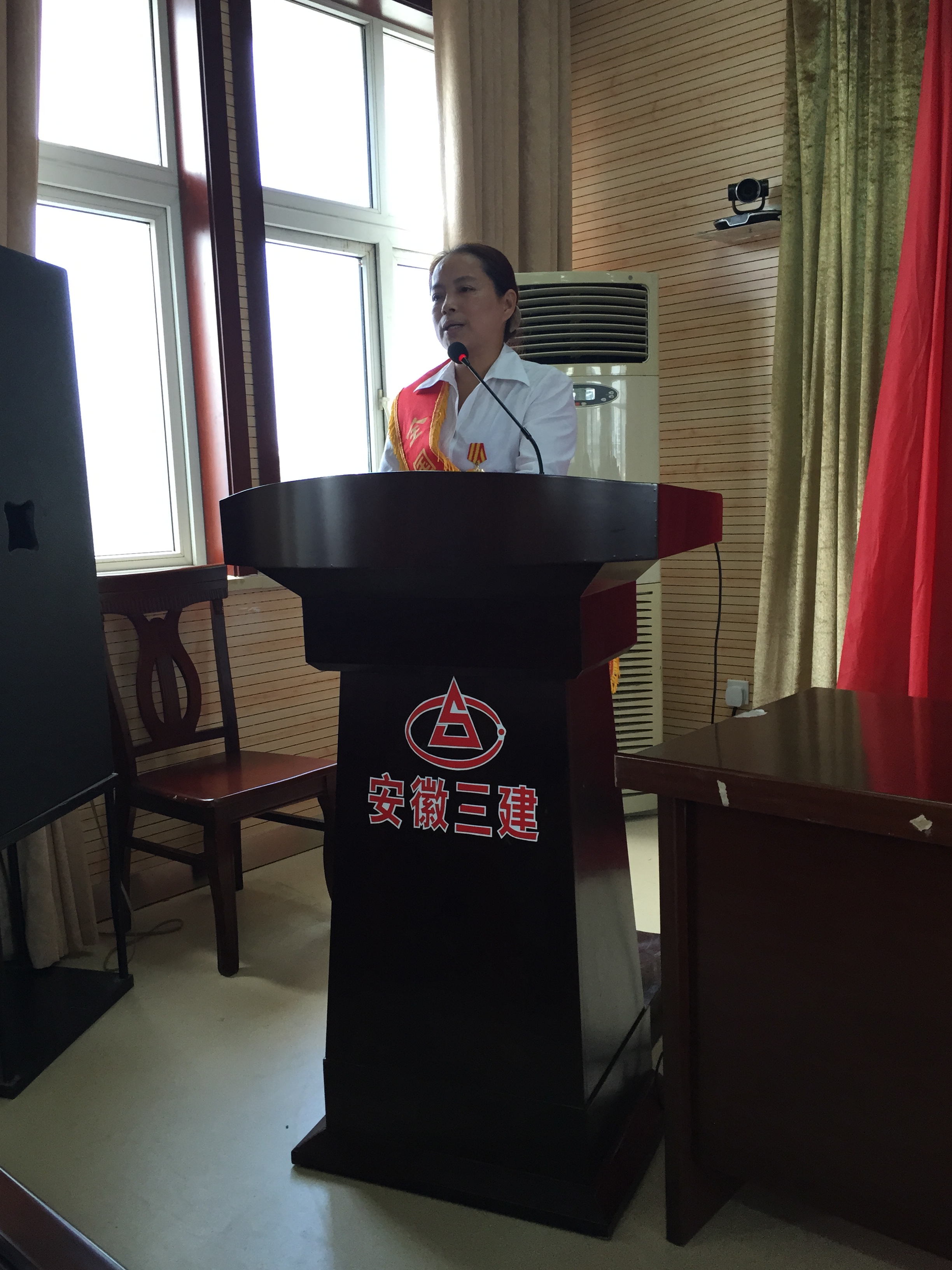 学习劳模事迹  弘扬劳模精神