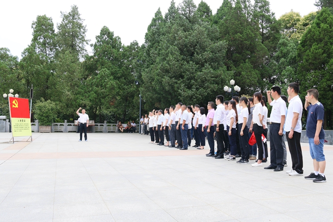 思念革命先烈，，重温入党誓词
