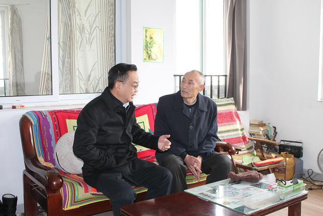 省国资委副主任项小龙再赴联系点探望帮扶户