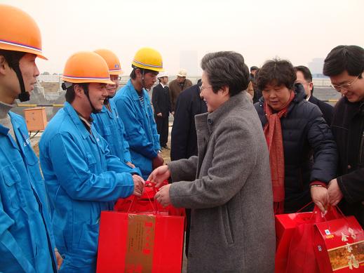 王秀芳慰问三建公司省总职工活动中心综合楼项目