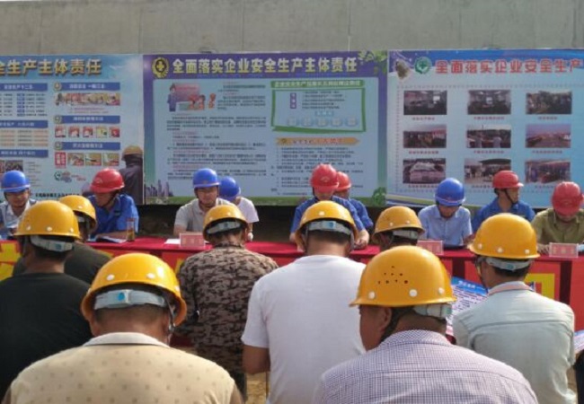 路桥集团各项目部普遍开展“6.16”企业清静生产主体责任宣传咨询日活动