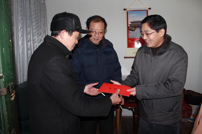 集团公司副总司理王元曦慰问装饰公司劳动模范和难题党员