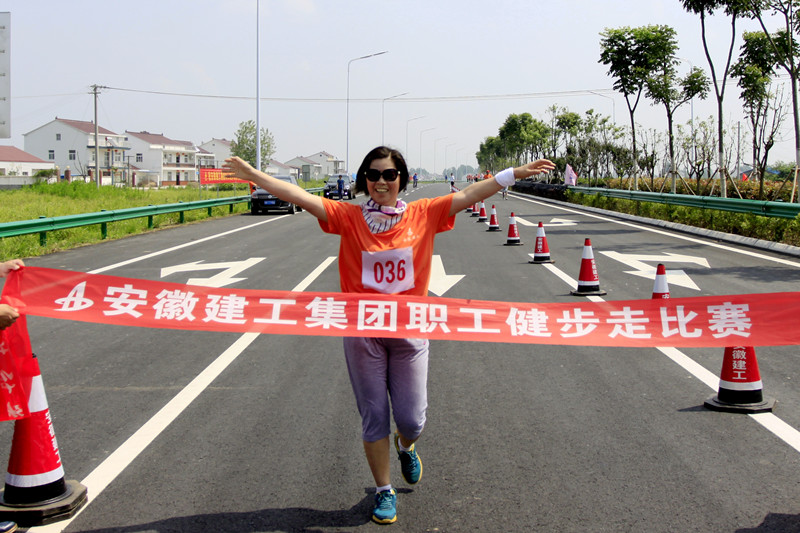 365英国上市在舒城S351新建路面举行职工健步走活动