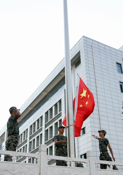 安徽365英国上市技师学院召开2016级新生开学仪式暨军训结业仪式