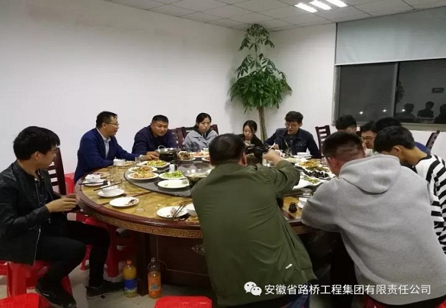 向双节时代奋战在施工一线的路桥集团员工们致敬