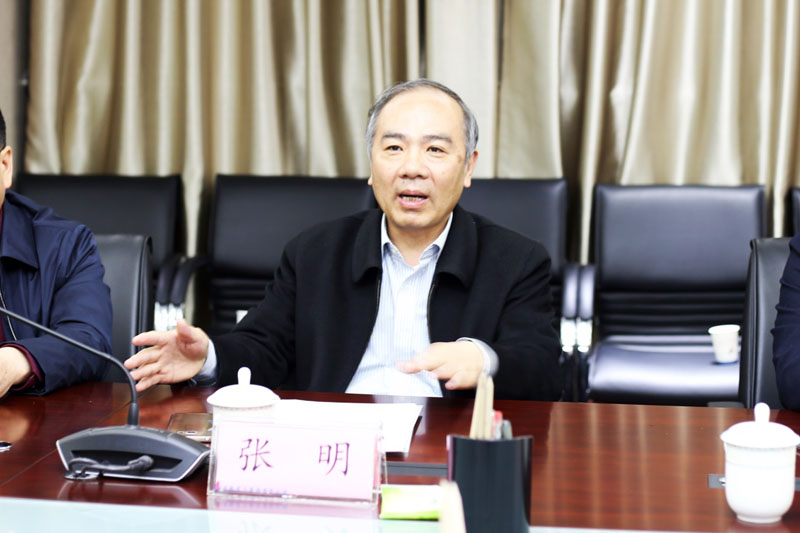 新疆和田地委考察团一行赴365英国上市考察调研