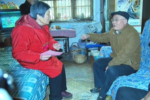 副总司理郑德尧到省一建公司和省装置公司慰问劳模、难题党员和职工