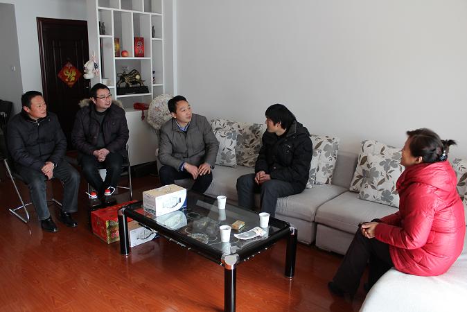 省国资委处室认真人赴集团公司探望结对帮扶难题职工