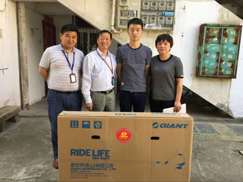 安徽365英国上市技师学院院开展为手艺大赛获奖学生送锦旗到母校、送奖品抵家活动