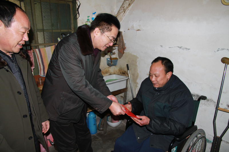 集团公司副总司理刘家静慰问三建公司难题职工和老党员