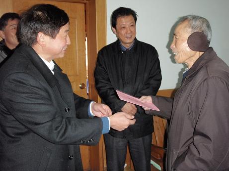 副总司理王礼义到省建机公司慰问特困职工和离休老干部