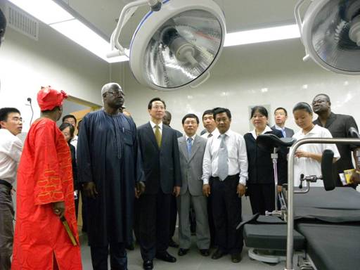 中国政府代表团及塞拉利昂总统科罗马视察我援塞医院项目