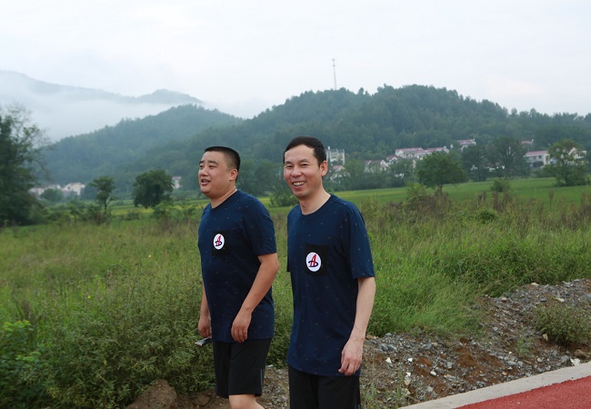 庆幸筑路人，，，携手配合行