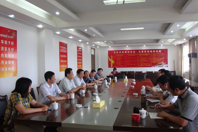 集团公司纪委书记、工会主席牛曙东探望选派干部