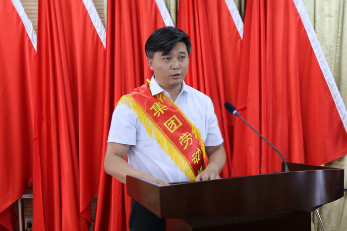365英国上市劳模事迹报告团举行首场报告会