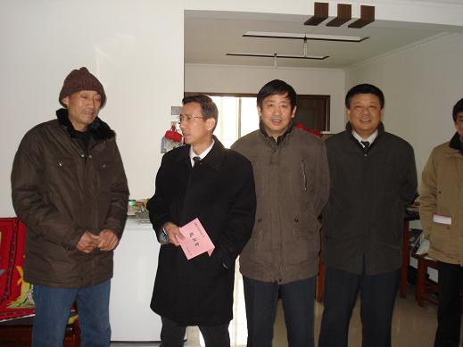 党委书记张海平到省二建慰问老干部劳模和特困职工