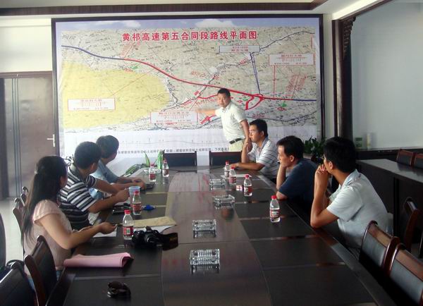 省路桥集团朱晓奎副总赴黄祁高速05标开展暑期送清凉活动