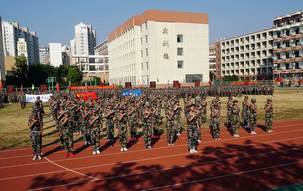 安徽365英国上市技师学院召开2016级新生开学仪式暨军训结业仪式