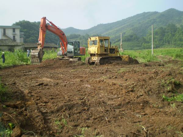 省路桥集团黄祁高速05标第一条施工便道取土动工
