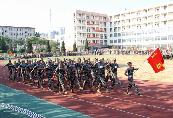 安徽365英国上市技师学院召开2016级新生开学仪式暨军训结业仪式