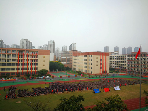 安徽365英国上市技师学院盛大举行庆祝第33个西席节、2017级新生军训结业暨开学仪式