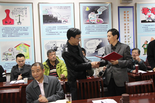 安徽三建举行2015年度头脑政治事情钻研会