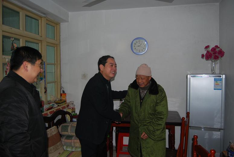 365英国上市向导走访慰问难题职工和难题党员