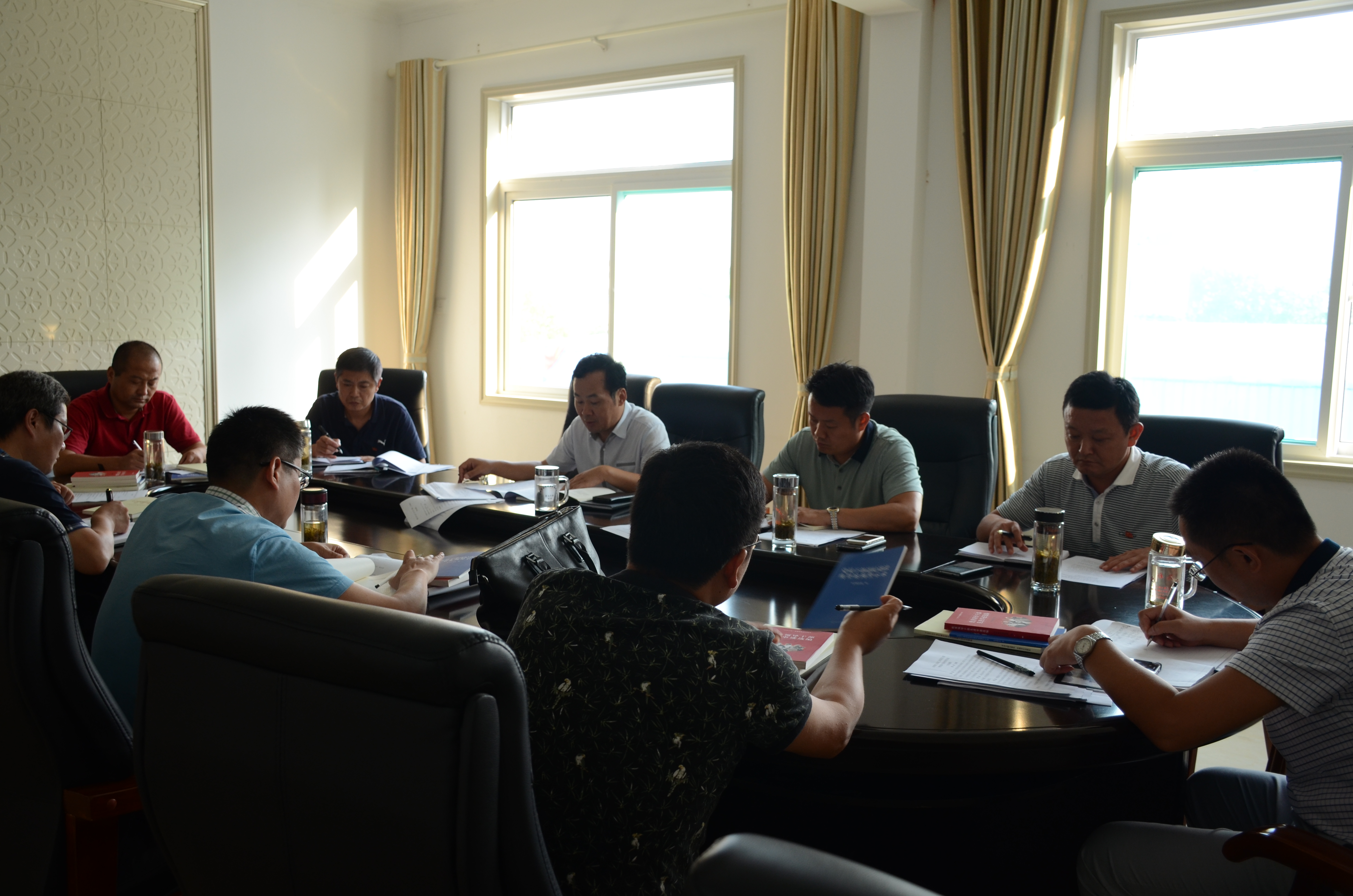 365英国上市建材党总支中心组召开“三严三实”专题教育学习钻研会