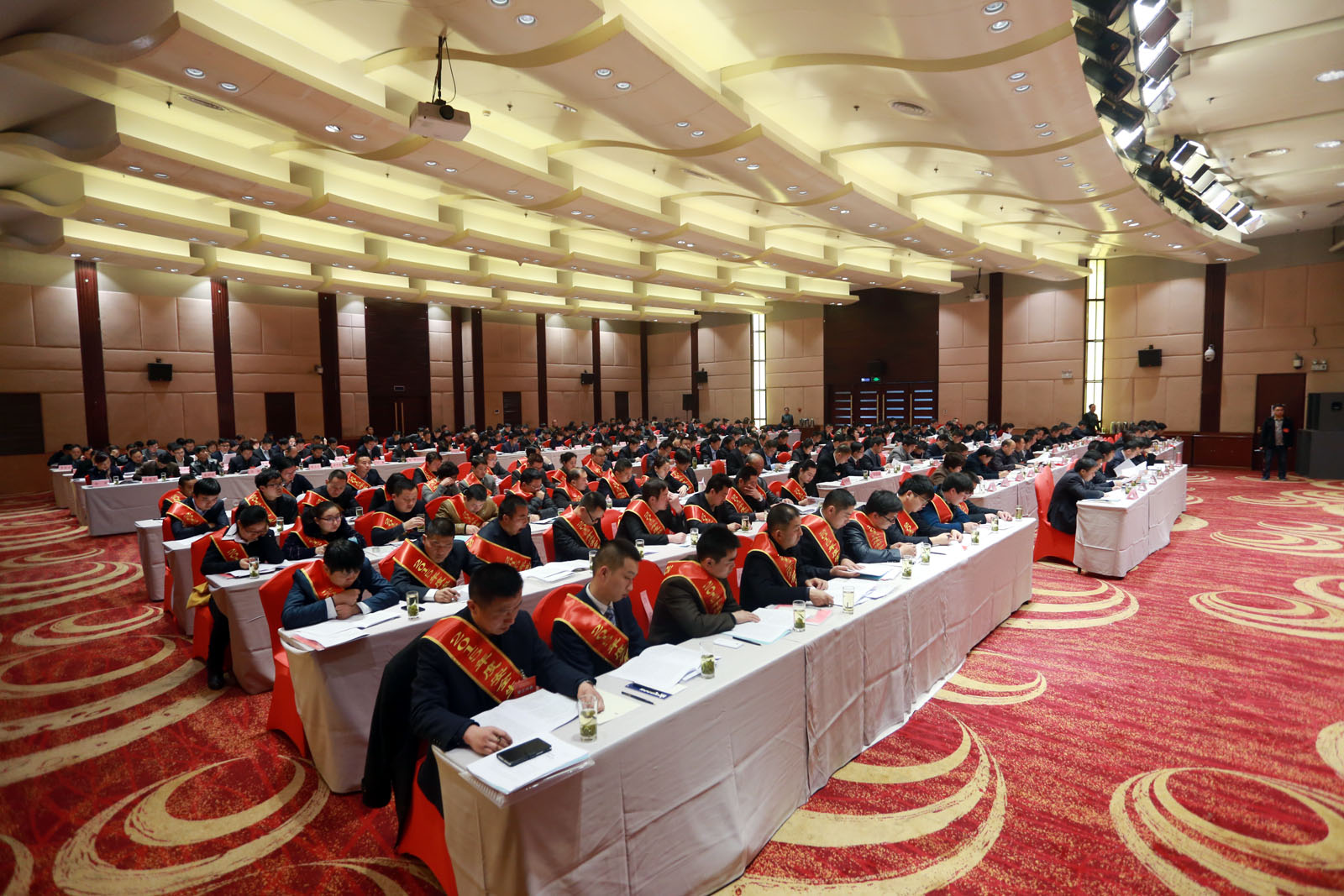 安徽水利第一届第一次职工代表大会暨2016年度事情聚会胜利召开
