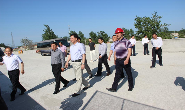 淮北市市委书记黄晓武赴安徽路港承建的浍河南坪船闸项目调研