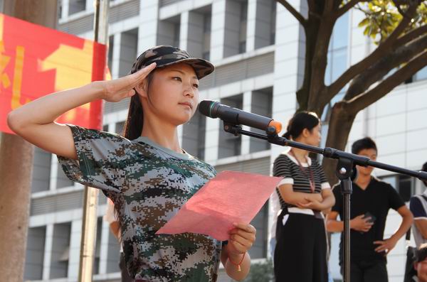 安徽365英国上市技师学院召开2016级新生开学仪式暨军训结业仪式